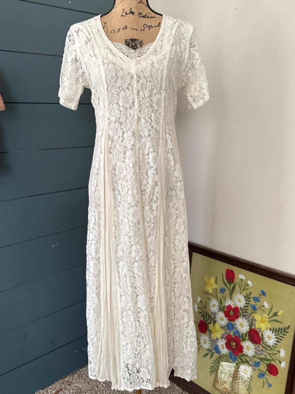 Elegant White Lace Midi Dress with V-Neck